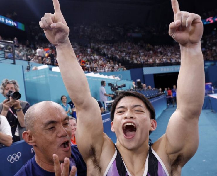 Paris 2024 Olympics - Artistic Gymnastics - Men's Vault Final - Bercy Arena, Paris, France - August 04, 2024. Carlos Edriel Yulo of Philippines reacts after winning gold. REUTERS/Amanda Perobelli