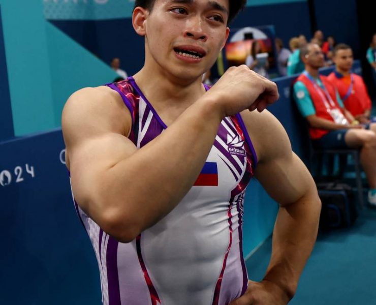 Paris 2024 Olympics - Artistic Gymnastics - Men's Floor Exercise Final - Bercy Arena, Paris, France - August 03, 2024. Carlos Edriel Yulo of Philippines celebrates after winning gold. REUTERS/Hannah Mckay