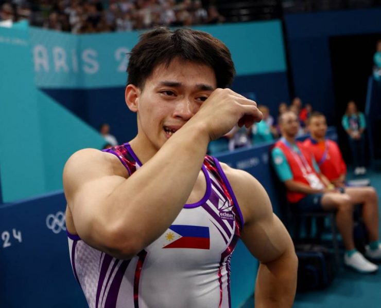 Paris 2024 Olympics - Artistic Gymnastics - Men's Floor Exercise Final - Bercy Arena, Paris, France - August 03, 2024. Carlos Edriel Yulo of Philippines celebrates after winning gold. REUTERS/Hannah Mckay