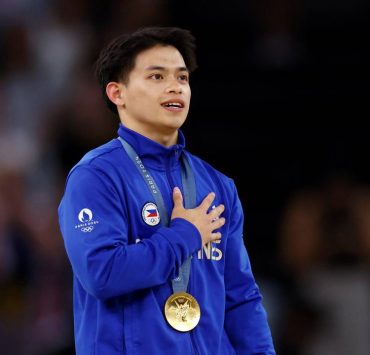 Paris 2024 Olympics - Artistic Gymnastics - Men's Vault Victory Ceremony - Bercy Arena, Paris, France - August 04, 2024. Gold medallist Carlos Edriel Yulo of Philippines celebrates on the podium with his medal. REUTERS/Hannah Mckay