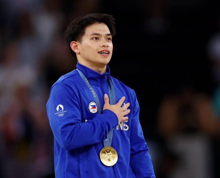 Paris 2024 Olympics - Artistic Gymnastics - Men's Vault Victory Ceremony - Bercy Arena, Paris, France - August 04, 2024. Gold medallist Carlos Edriel Yulo of Philippines celebrates on the podium with his medal. REUTERS/Hannah Mckay