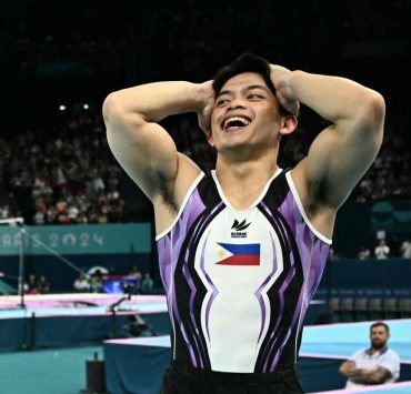 Philippines' Carlos Edriel Yulo celebrates winning the gold medal at the end of the artistic gymnastics men's vault final during the Paris 2024 Olympic Games at the Bercy Arena in Paris, on August 4, 2024. (Photo by Lionel BONAVENTURE / AFP)