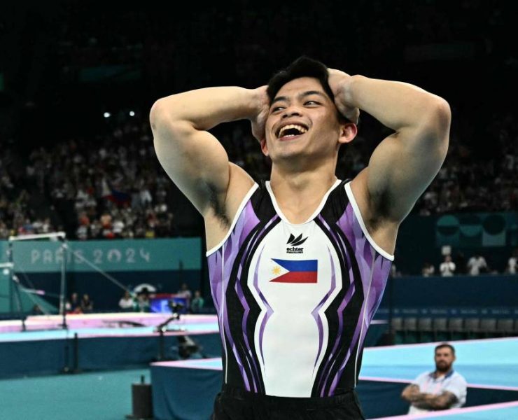 Philippines' Carlos Edriel Yulo celebrates winning the gold medal at the end of the artistic gymnastics men's vault final during the Paris 2024 Olympic Games at the Bercy Arena in Paris, on August 4, 2024. (Photo by Lionel BONAVENTURE / AFP)