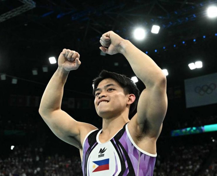 Philippines' Carlos Edriel Yulo celebrates winning the gold medal at the end of the artistic gymnastics men's vault final during the Paris 2024 Olympic Games at the Bercy Arena in Paris, on August 4, 2024. (Photo by Lionel BONAVENTURE / AFP)