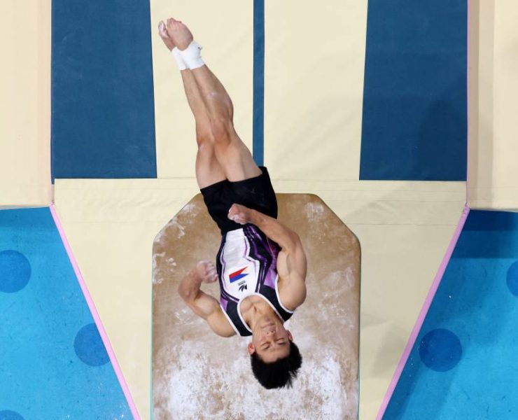 Paris 2024 Olympics - Artistic Gymnastics - Men's Vault Final - Bercy Arena, Paris, France - August 04, 2024. Carlos Edriel Yulo of Philippines in action on the Vault. REUTERS/Athit Perawongmetha